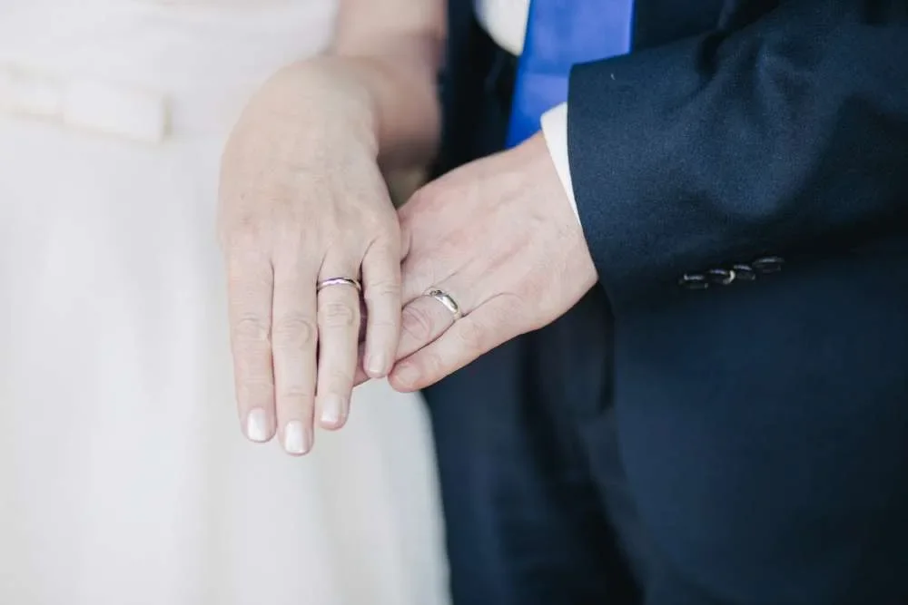Ett par håller händer – hitta din partner med Hitta min partner
